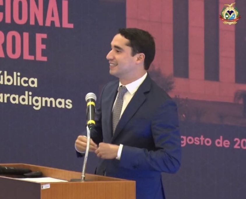 Conferencia magistral en podio